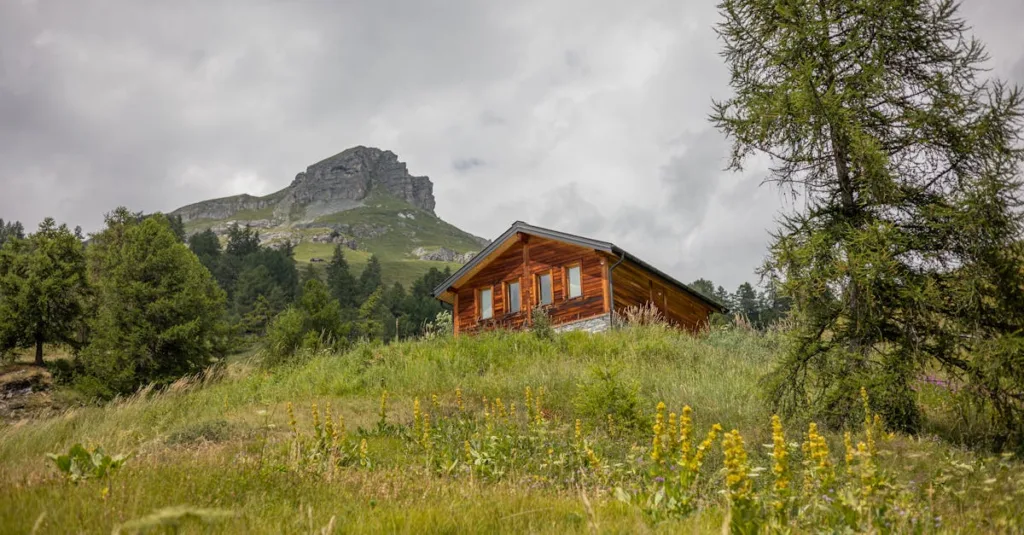 découvrez les différences entre un mobile home et un chalet pour choisir l'hébergement qui correspond le mieux à vos besoins et à votre budget.